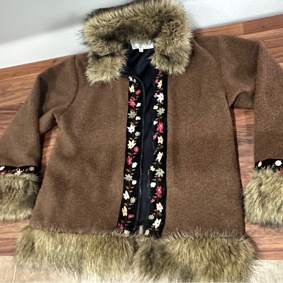 Tasha Polizzi blanket faux fur and floral appliqué jacket. - Picture 2 of 10